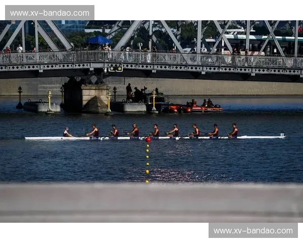分析赛艇：水上速度与团队默契的艺术
